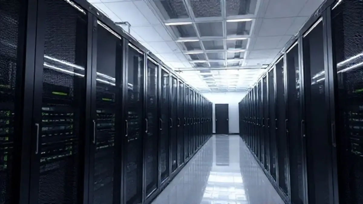 Data center futurista no Brasil, com fileiras de servidores e iluminação dramática.