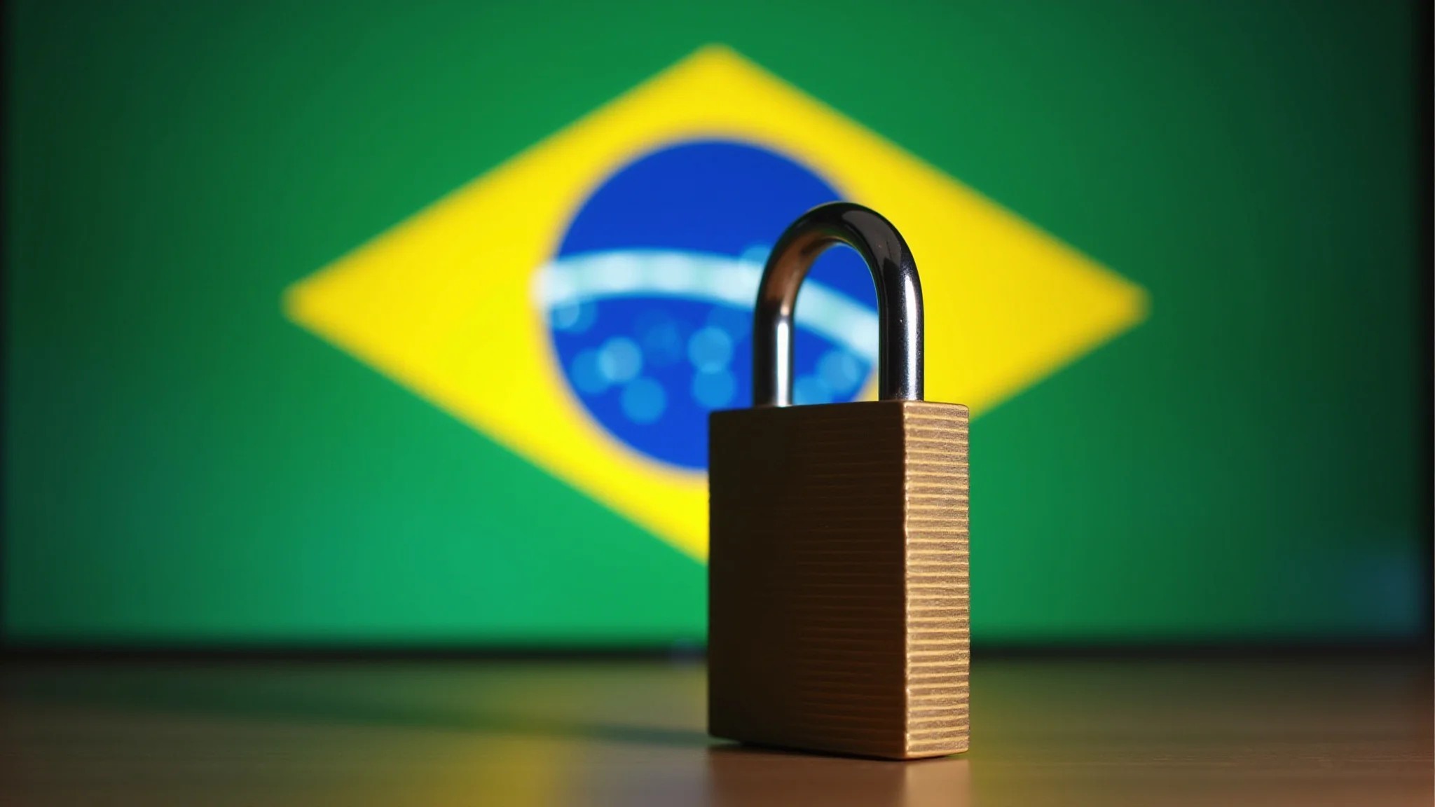 Cadeado com bandeira do Brasil, simbolizando segurança de dados e LGPD.