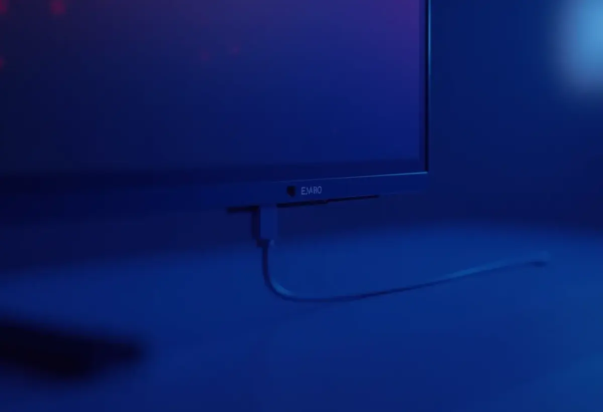 Adaptador DisplayPort para HDMI conectado a monitor e PC gamer