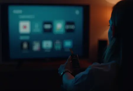 Chromecast e Fire TV Stick conectados a uma TV antiga.