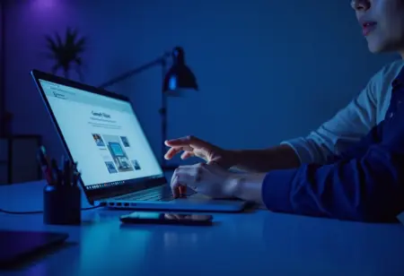 Pessoa usando site do consumidor.gov.br em laptop moderno